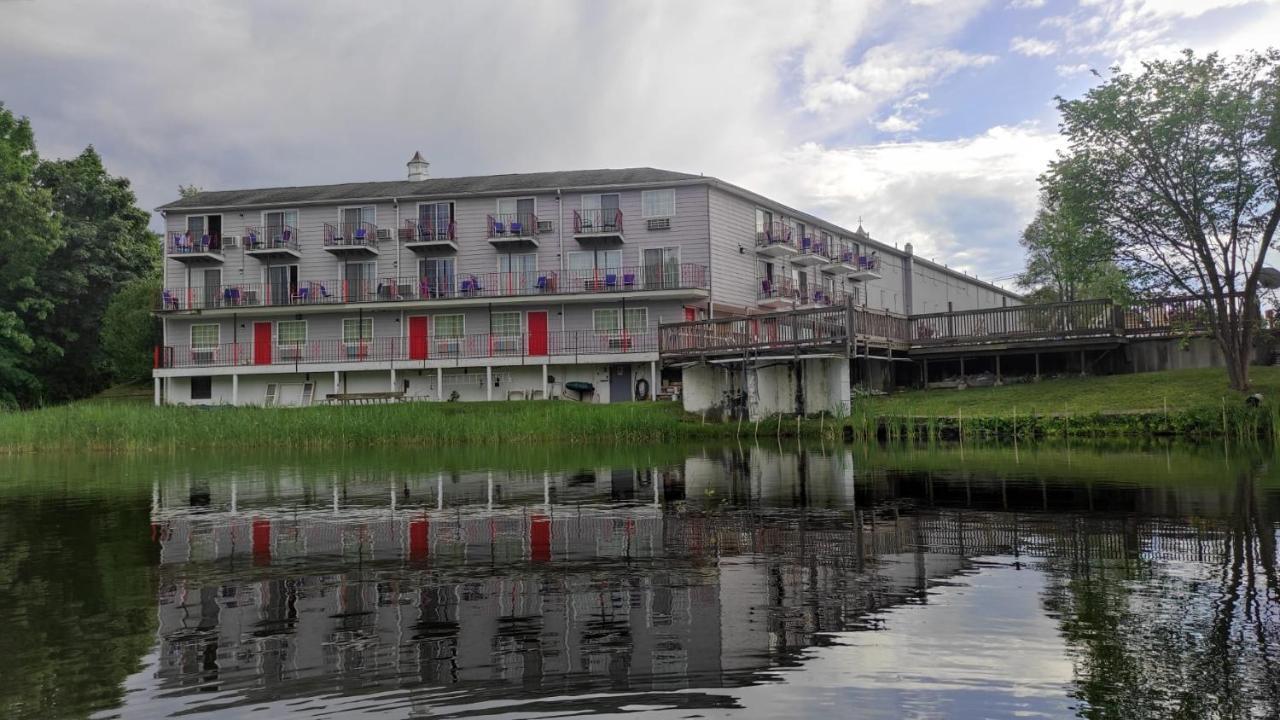 Hotel Super 8 By Wyndham Sturbridge Extérieur photo