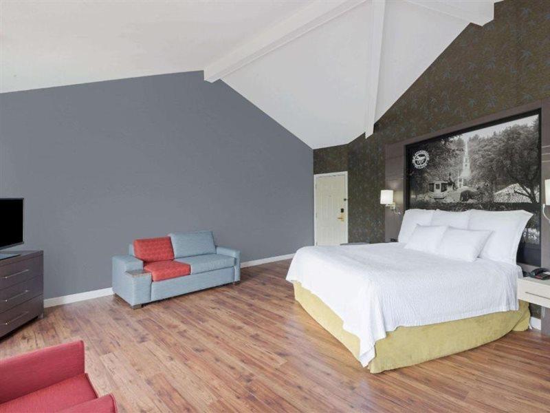 Hotel Super 8 By Wyndham Sturbridge Extérieur photo