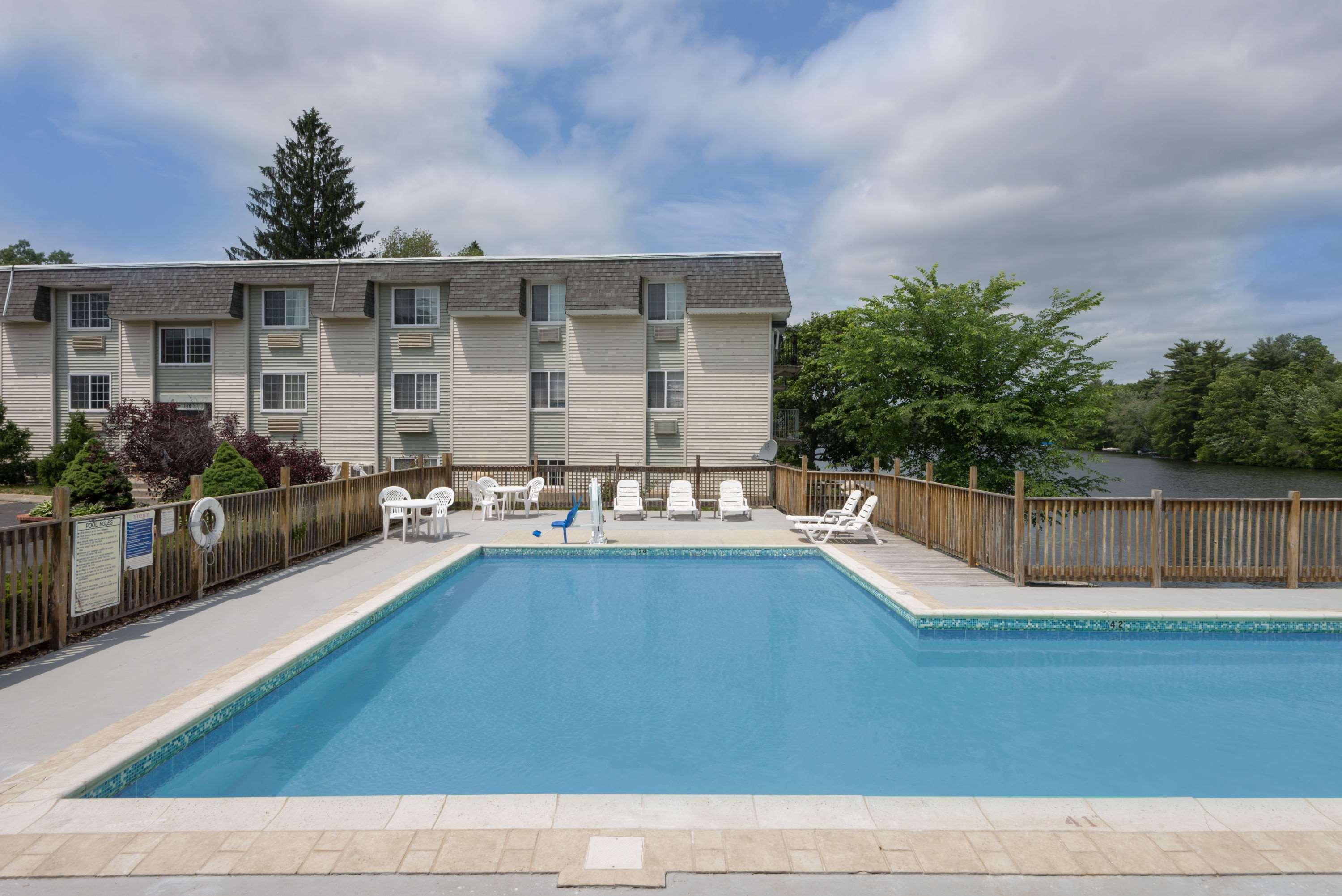 Hotel Super 8 By Wyndham Sturbridge Extérieur photo