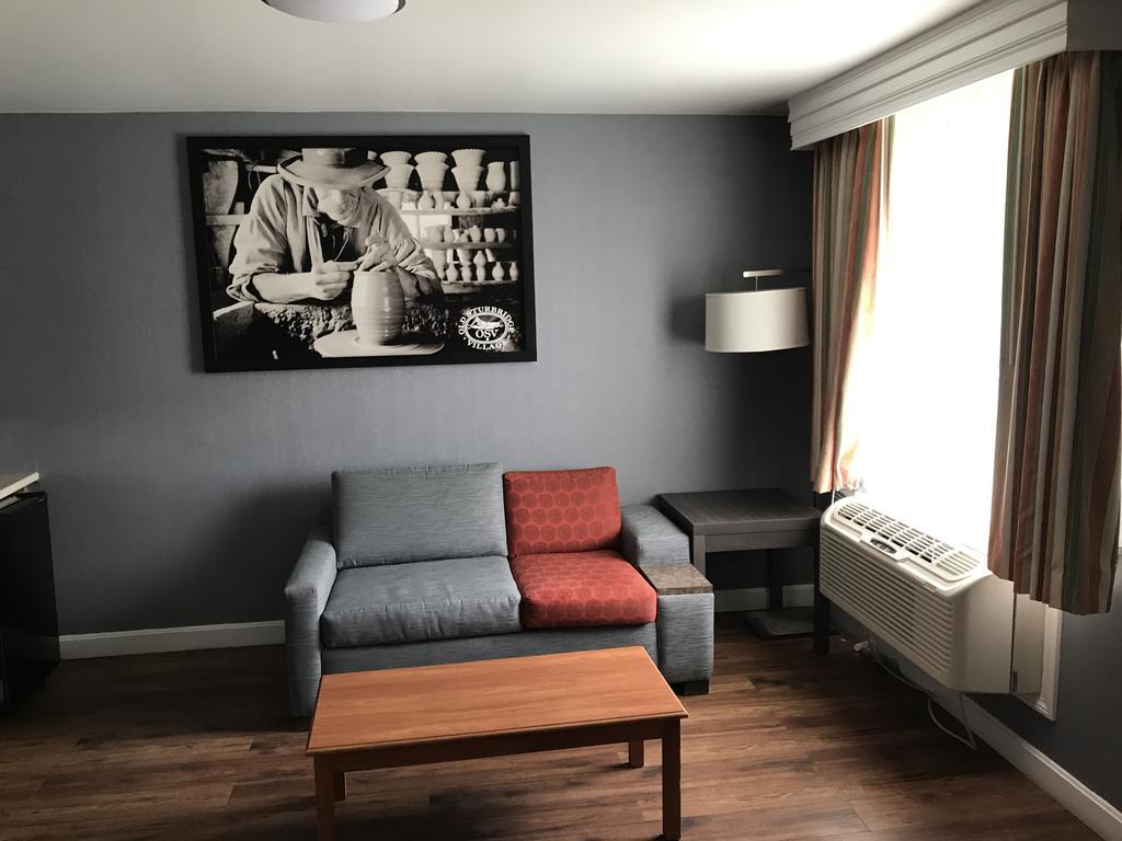Hotel Super 8 By Wyndham Sturbridge Extérieur photo
