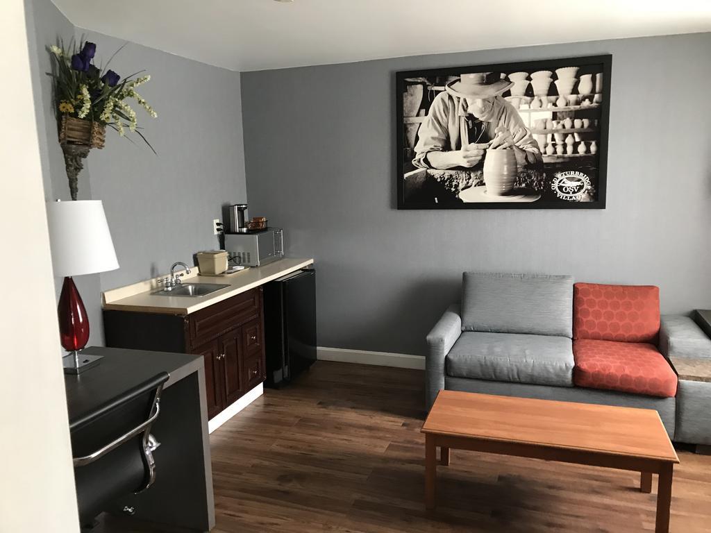 Hotel Super 8 By Wyndham Sturbridge Extérieur photo