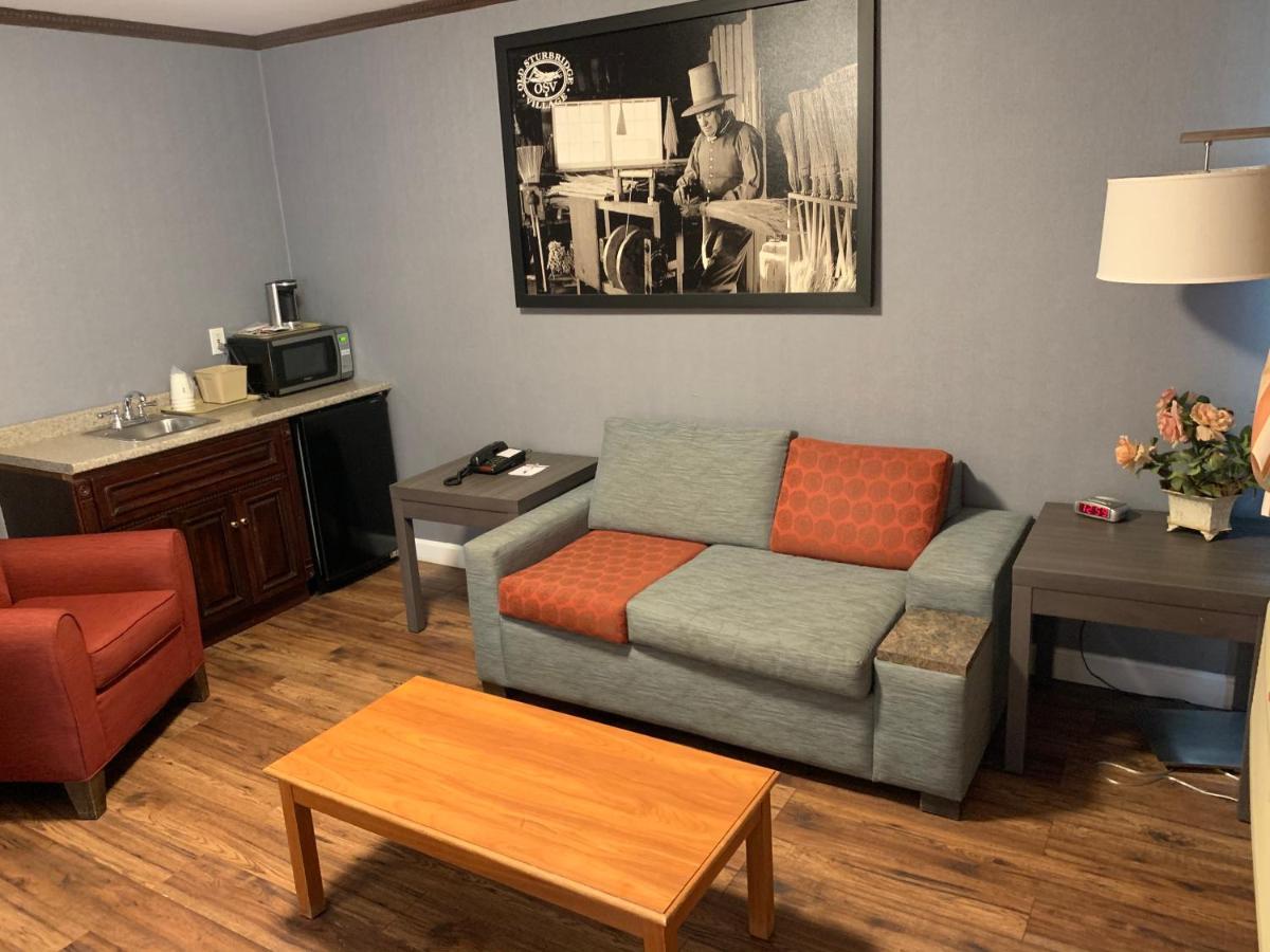 Hotel Super 8 By Wyndham Sturbridge Extérieur photo