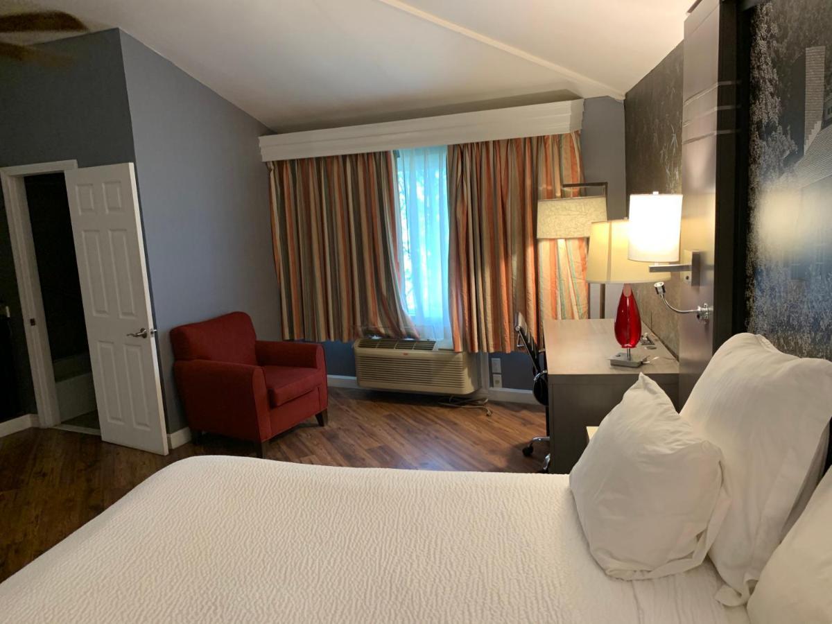 Hotel Super 8 By Wyndham Sturbridge Extérieur photo