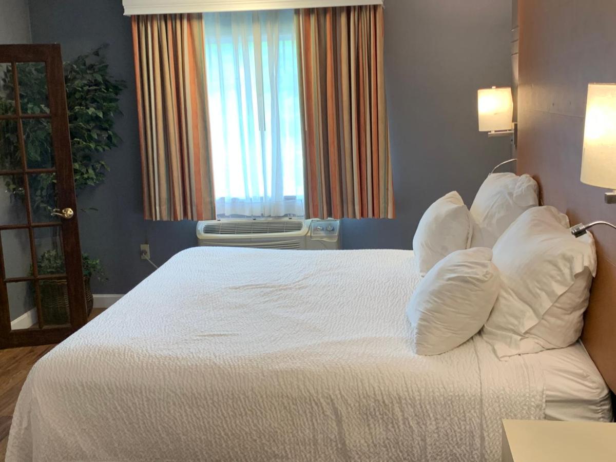 Hotel Super 8 By Wyndham Sturbridge Extérieur photo